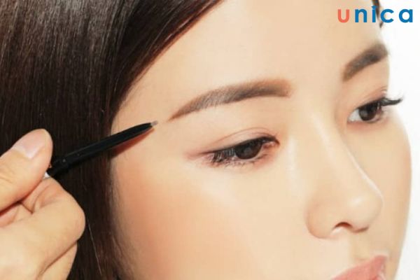 Sử dụng khuôn định hình giúp tiết kiệm thời gian khi trang điểm mày