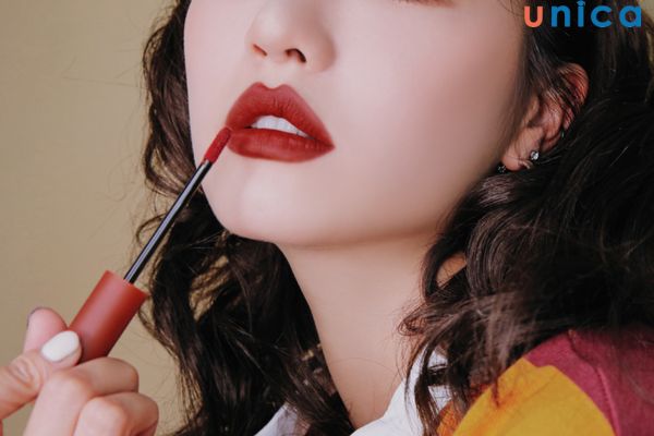 Son màu đỏ berry cực kỳ phù hợp với cô nàng da ngăm