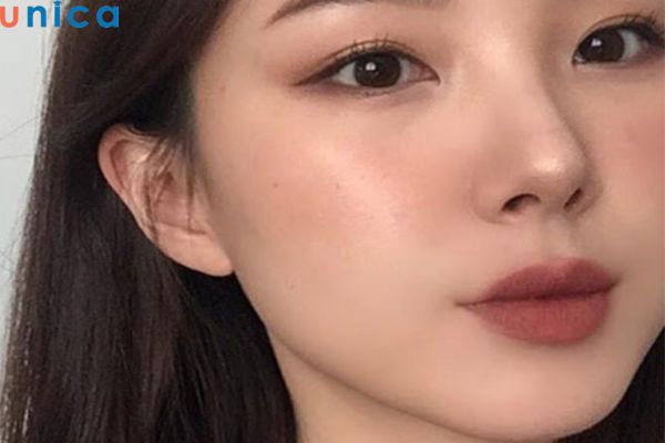 Son màu nâu đất giúp tôn lên mọi đường nét trên gương mặt