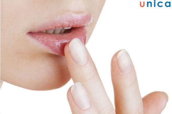 Nên chọn son môi có độ dưỡng ẩm và chống nắng tốt