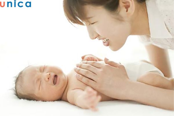 Trẻ bị sôi bụng có thể do mẹ chọn loại sữa không phù hợp cho trẻ