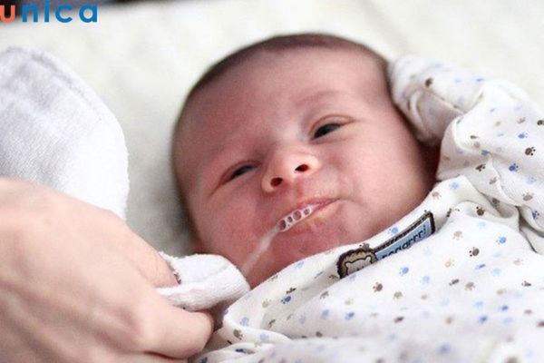 Điều chỉnh lại chế độ ăn uống sẽ giúp trẻ tránh được tình trạng sôi bụng