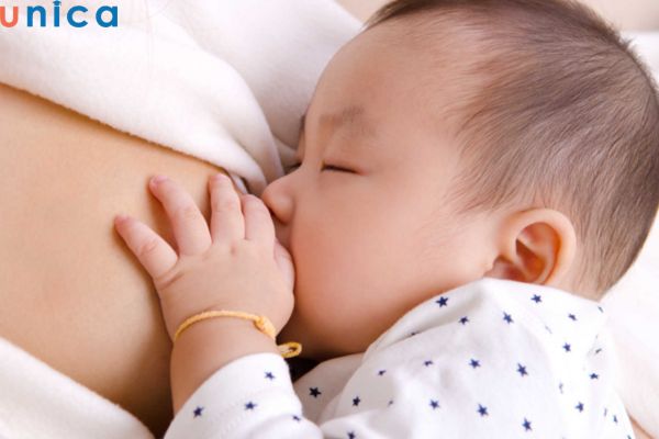 Thay đổi tư thế bú giúp trẻ tránh được tình trạng sôi bụng