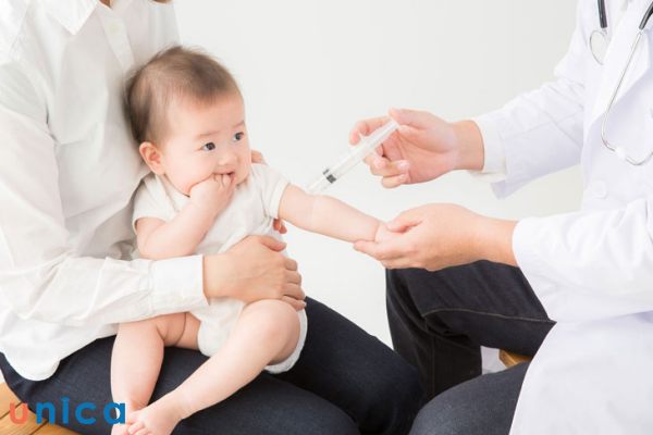 Đưa con đi tiêm vaccine theo lịch