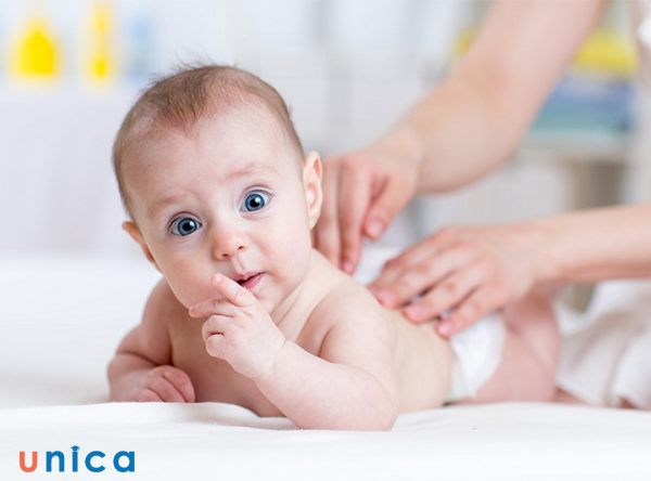 Vệ sinh sạch sẽ da cho trẻ để phòng rôm sảy