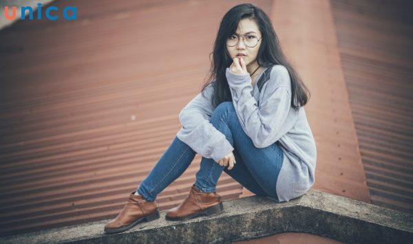 Tạo dáng ngồi đẹp trên mái nhà