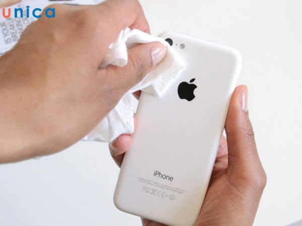 Lau sạch ống kính trước khi chụp ảnh