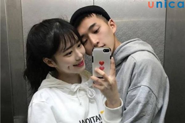 Chụp ảnh couple trước gương