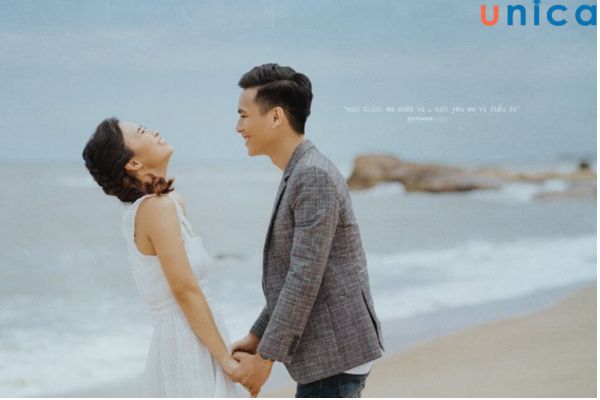 Tạo dáng chụp ảnh couple tay trong tay