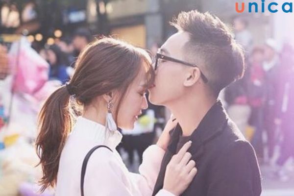 Chụp ảnh couple với nụ hôn
