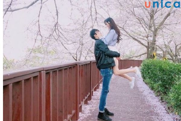 Cách chụp ảnh đôi đẹp bằng cách nhấc bổng người yêu
