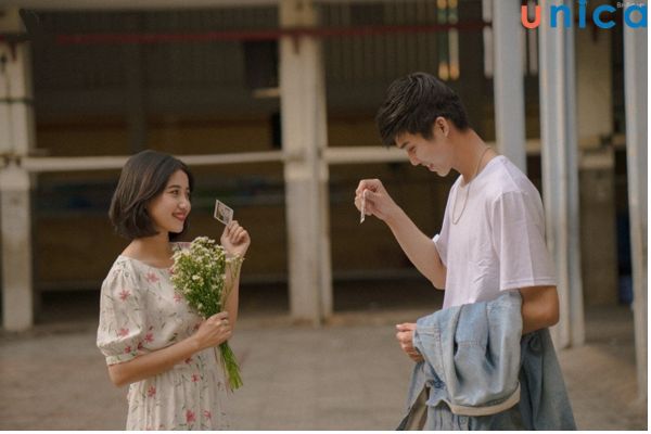 Tạo dáng chụp hình couple đáng yêu
