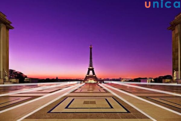 Các họa tiết hoa văn trên đường phố chính là đường thẳng dẫn lối đến tháp Eiffel