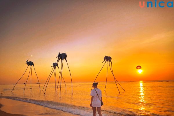 Xoay lưng về camera