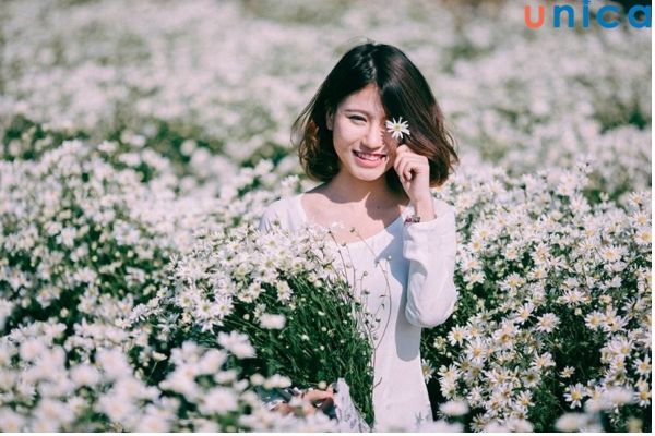 Chụp ảnh che mặt bằng cách dùng hoa, chậu cây