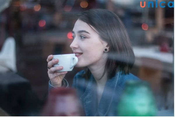 Chụp ảnh với tách cà phê giúp bức ảnh thêm dễ thương và sáng tạo 1.13. Chụp với thú cưng