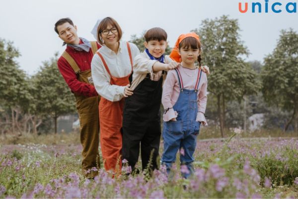 Dáng chụp đặt tay lên vai nhau