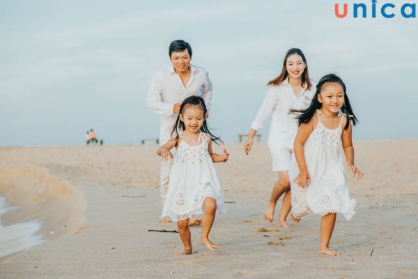 Tạo dáng chụp ảnh gia đình 4 người đi biển