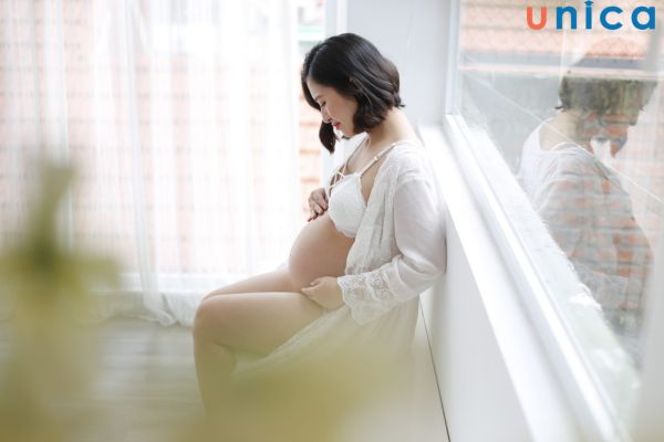 Chụp ảnh bụng bầu ngồi khoanh chân