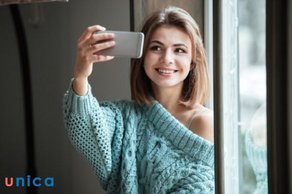 Chụp ảnh tự sướng thật tự nhiên trước gương