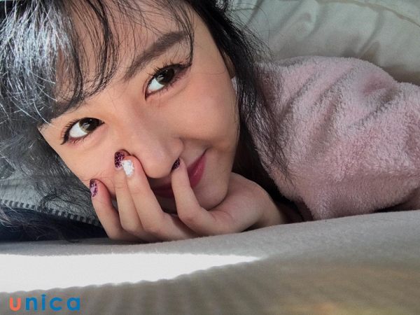 Cách chụp hình tự sướng đẹp với tư thế nằm