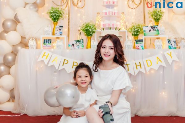 Chụp ảnh sau khi tổ chức lễ thôi nôi