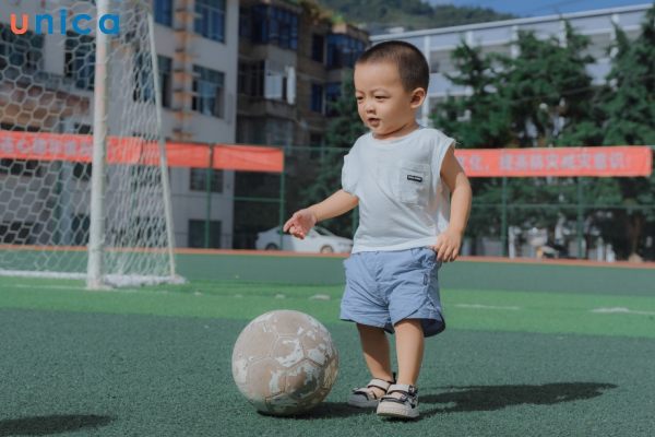 Chọn một trái bóng mềm, kích thước phù hợp với thể trạng của con