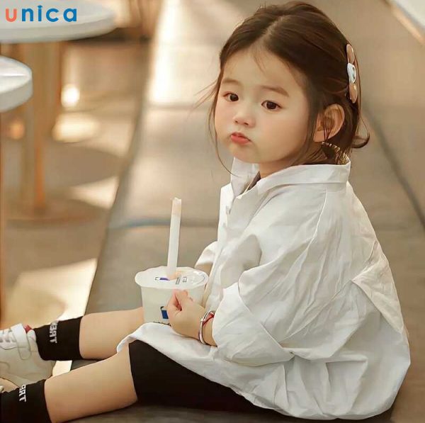 Chụp hình bé gái đi trà sữa