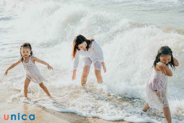 Concept chụp ảnh cho bé gái với sóng biển