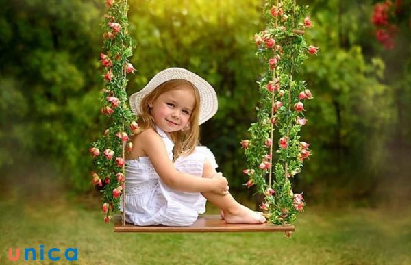 Cách tạo dáng chụp ảnh cho bé gái trong vườn