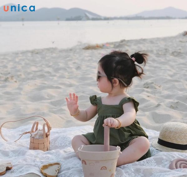 Concept chụp hình bé gái trên bãi cát