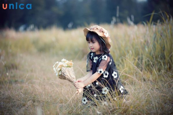 Concept chụp hình bé gái với hoa