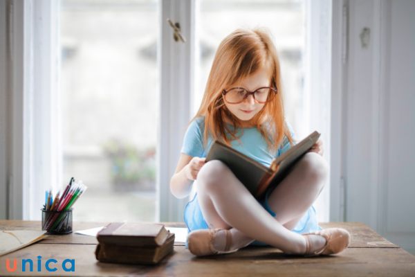 Tư thế chụp ảnh bé và trang sách