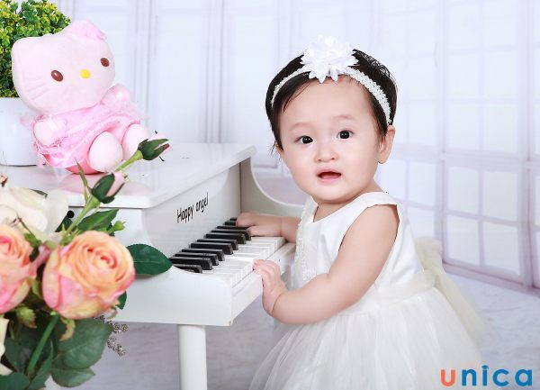 Tạo dáng chụp ảnh bé gái với đàn piano