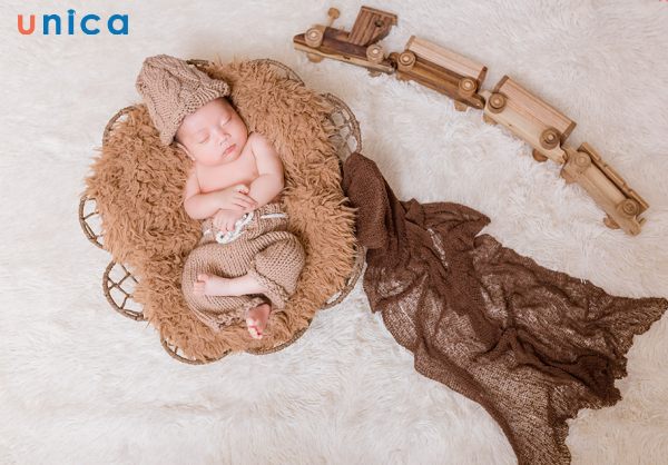 Chụp ảnh bé sơ sinh với đoàn tàu hỏa