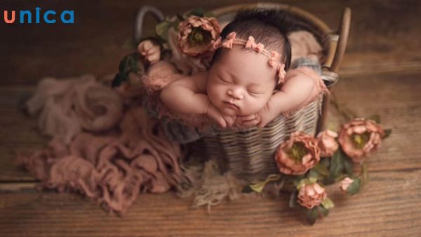 Chụp ảnh bé sơ sinh với hoa
