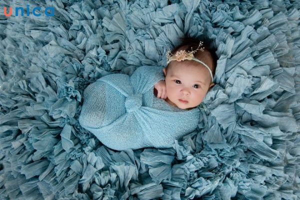 Chụp ảnh bé sơ sinh phong cách đơn sắc đẹp