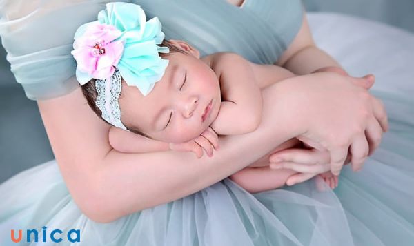 Để con một mình