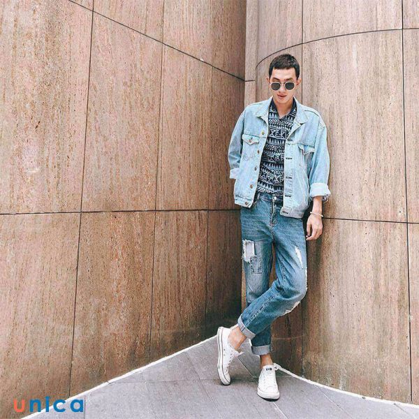 Chụp ảnh đẹp cho nam tại nhà với tư thế đứng thẳng