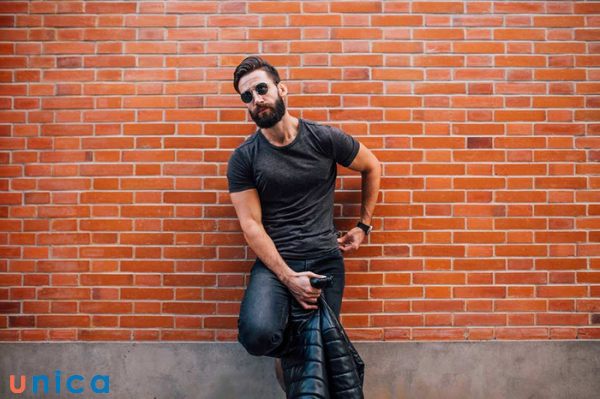 Cách chụp ảnh đẹp cho nam với dáng tựa lưng vào tường