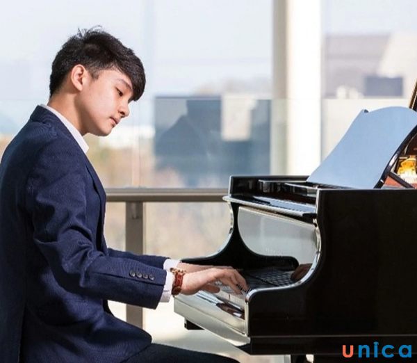 Tạo dáng chụp ảnh cho nam với đàn piano