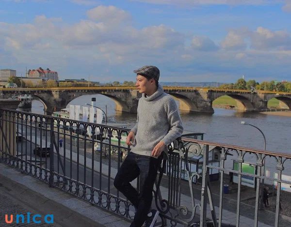 Tư thế chụp ảnh nam tựa vào lan can