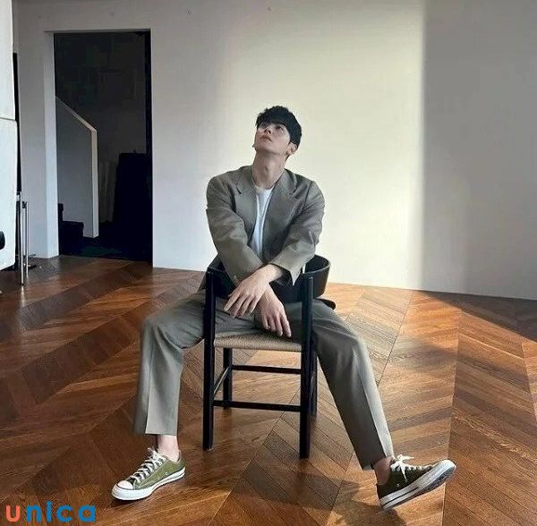 Tư thế chụp ảnh nam ngồi ghế ngược