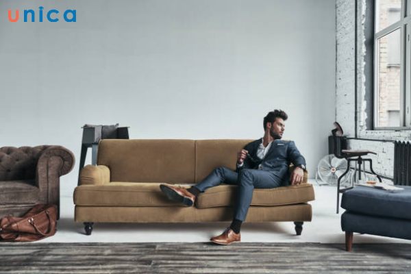 Dáng chụp ảnh nam khi ngồi trên ghế sofa