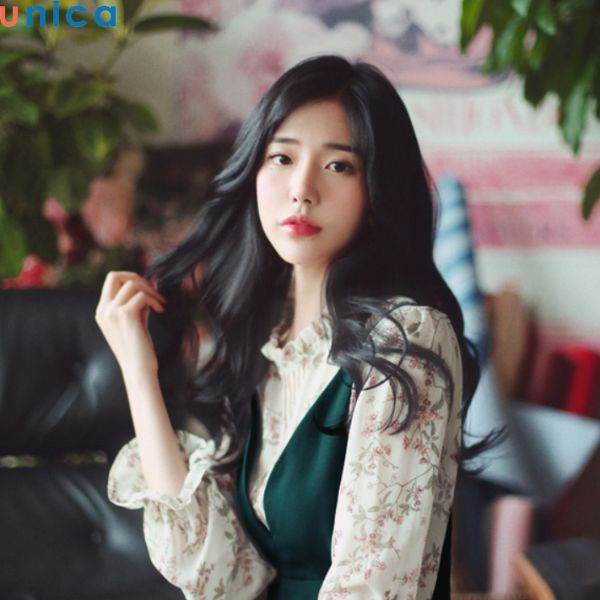 Một tay hững hờ cầm mái tóc