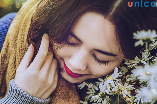 Đặt tay lên gương mặt