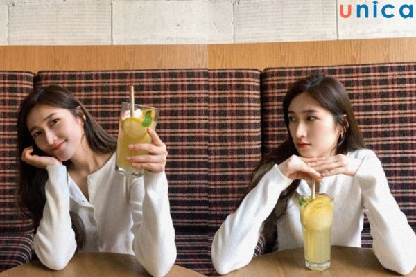 Đang uống nước hoặc đang cầm một ly nước