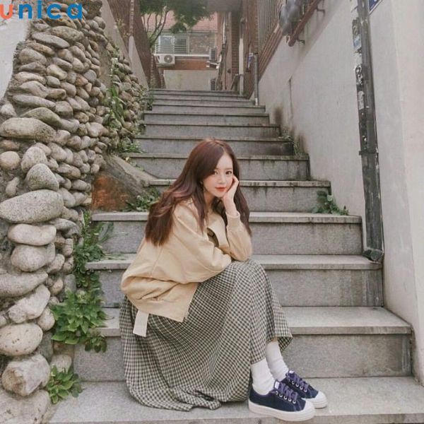 Concept chụp ảnh vintage: Ngồi ở bậc thang