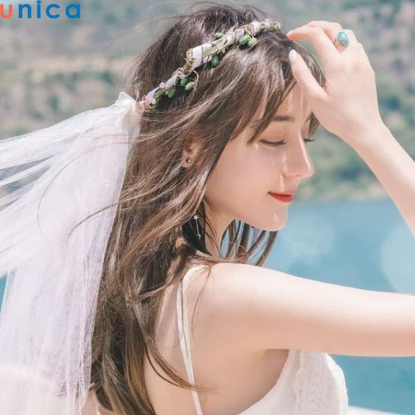 Ngồi vuốt tóc nhẹ nhàng