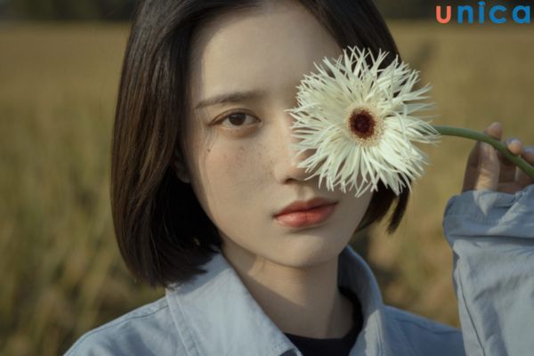 Chụp ảnh phong cách cổ điển lấy tay che mặt